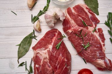 Biftek, kiraz, domates, biberiye, mutfak malzemeleri.