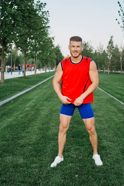 Parkın çapraz yaşam tarzında sporcu. — Stok fotoğraf