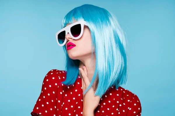 Ładna kobieta moda niebieski peruka pozowanie okulary przeciwsłoneczne — Zdjęcie stockowe