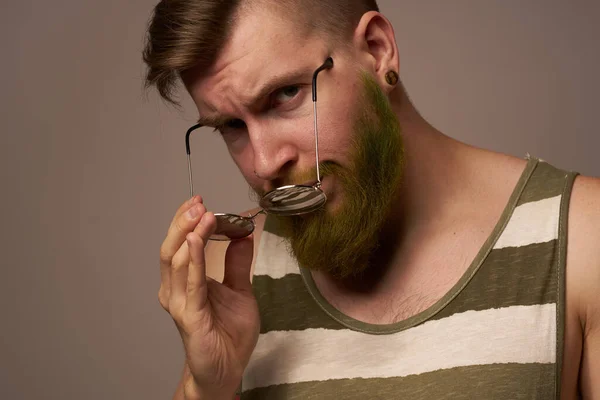 Man met baard in gestreepte t-shirt bril tatoeage op zijn armen mode — Stockfoto