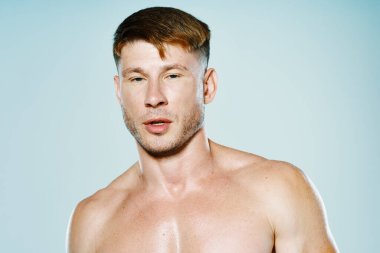 Havalı vücut egzersizi yapan yakışıklı sporcu.