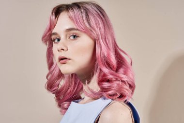 Pembe saçlı kadın yakın plan moda pozu veriyor.