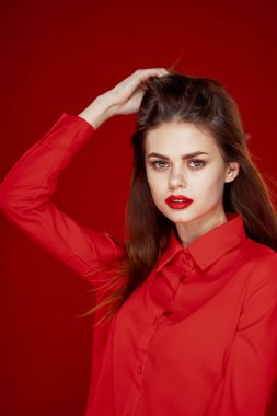 Kırmızı gömlekli kadın moda kırmızı dudaklı eğlence