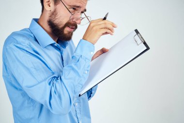 Mavi gömlekli sakallı adam.