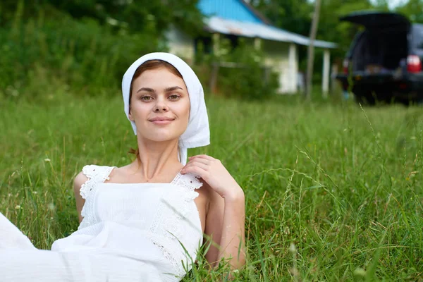 Mulher alegre ao ar livre no jardim paisagem ecologia natureza — Fotografia de Stock