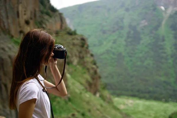 Woman photographer outdoors travel lifestyle professional landscape — Stock Photo, Image