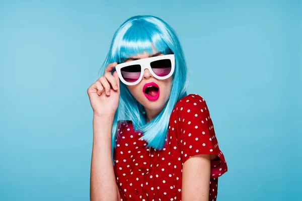 Wesoła kobieta w niebieskich perukach Okulary Glamor makijaż — Zdjęcie stockowe