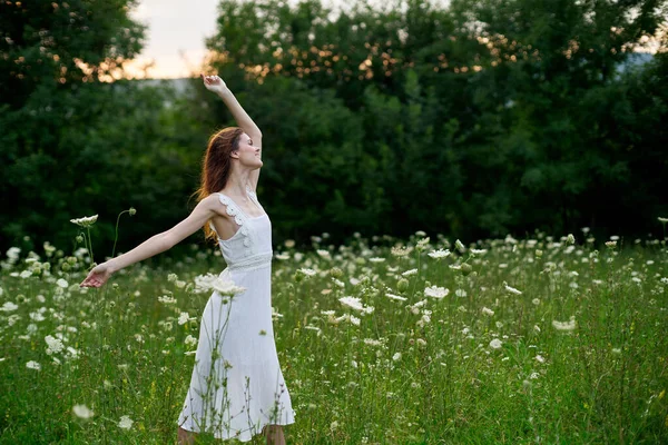 Kvinna i vit klänning poserar dans natur sommar — Stockfoto