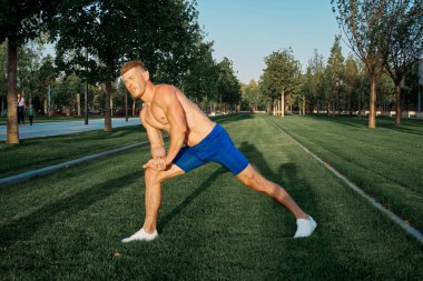 Parkın spor salonunda sporcu antrenmanı.