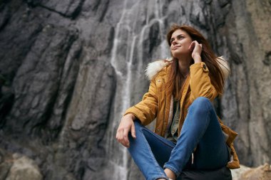 Sırt çantalı kadın yürüyüşçü dağlarda yolculuk özgürlüğü.