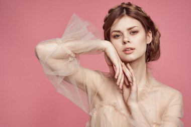 Güzel kadın saç stili eğlence kozmetik moda pembe arka planı