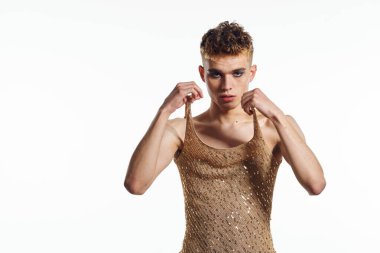 Kadın makyaj transseksüeli olan bir adam moda dünyasına poz veriyor.