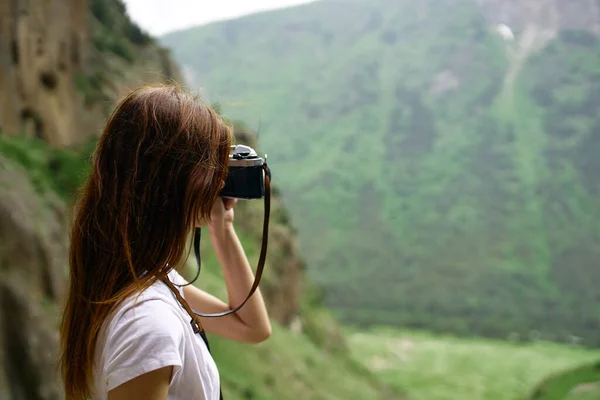 Woman photographer outdoors travel lifestyle professional landscape — Stock Photo, Image