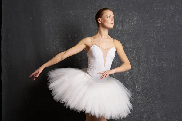 Bailarina dança desempenho tutu o fundo escuro — Fotografia de Stock