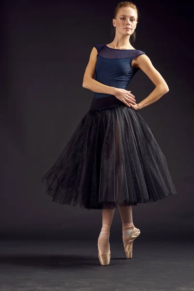 Bailarina de las mujeres en un vestido negro danza moda ejercicio aislado fondo — Foto de Stock