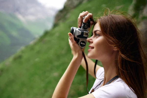 Жінка-фотограф в горах на відкритому повітрі подорожі хобі — стокове фото