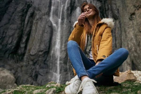 Mulher caminhante com mochila montanhas viajar aventura liberdade — Fotografia de Stock