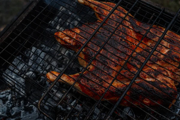 Faszén főzés grillezett csirke brazier természet friss levegő — Stock Fotó