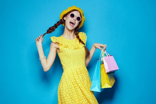 Vacker kvinna bär solglasögon poserar shopping mode isolerad bakgrund — Stockfoto