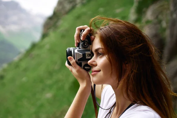 Mulher fotógrafa ao ar livre viagem estilo de vida profissional paisagem — Fotografia de Stock