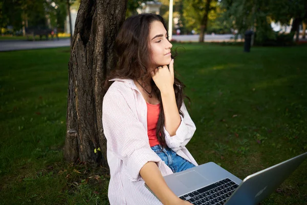 Mujer con el ordenador portátil sentado en la hierba Estilo de vida Aire fresco — Foto de Stock