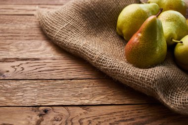 Ahşap masa üzerindeki armutlar yakın plan tarım vitaminleri.