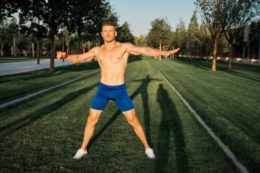 Sportif adam antrenmanı Park Crossfit egzersiz yazı