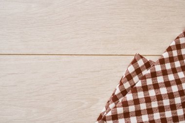Ahşap desenli ekose masa örtüsü mutfak tekstil tasarımı