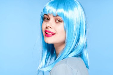 Mor peruklu, kırmızı dudaklı, ışıltılı moda eğlencesi