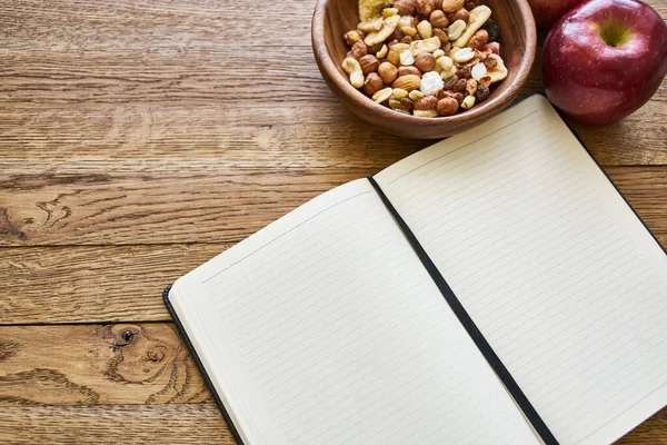 Café da manhã seco cereais notepad dieta fundo de madeira — Fotografia de Stock