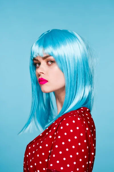 Formula makyaj modeline göre kırmızı elbiseli neşeli kadın.