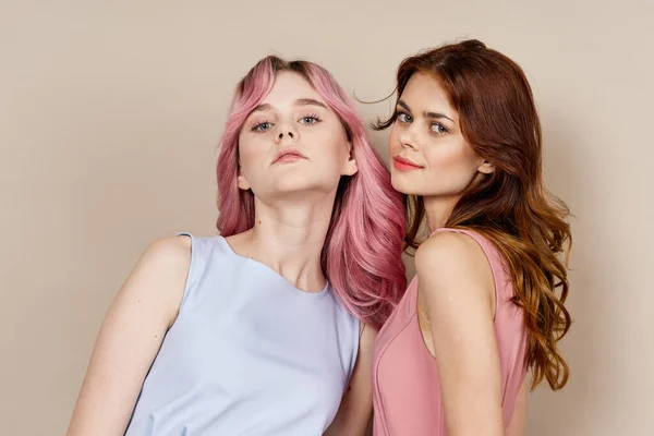 Две девушки стоят бок о бок, позируя роскошь моды — стоковое фото