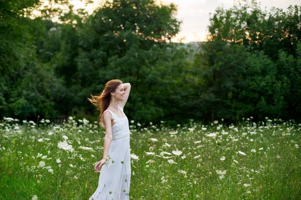 Donna in abito bianco posa danza natura estate — Foto Stock