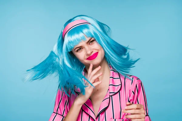 Schöne Frau blaue Perücke Glamour hell Make-up Spaß — Stockfoto