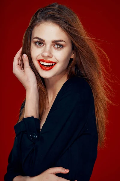 Ładna kobieta z czerwonymi ustami rude włosy Glamor pozowanie czerwone tło — Zdjęcie stockowe