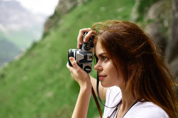 Femme photographe en plein air montagnes paysage Voyage Professionnel — Photo