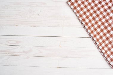 ekose masa örtüsü ahşap doku mutfak dekorasyonu tasarımı