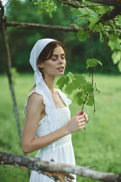 Femme en robe blanche dans le village à l'extérieur Herbe verte Agriculteur — Photo