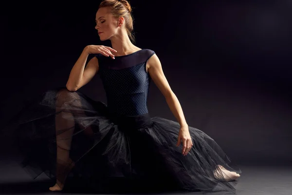 Mujer bailarina silueta de una mujer rendimiento gracia estudio estilo de vida —  Fotos de Stock