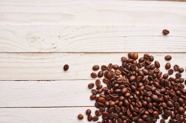 Doğal kahve. Yukarıdan taze demlenmiş içecek manzarası.