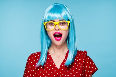 Neşeli kadın mor saçlar sarı gözlükler moda cazibesi
