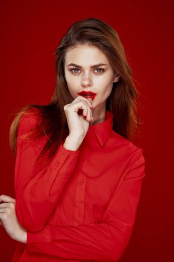 Kırmızı gömlekli kadın moda kırmızı dudaklı eğlence
