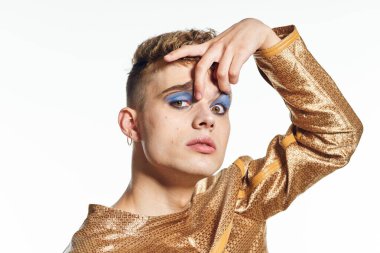 Erkek transseksüel kadın makyaj stüdyosu pozu