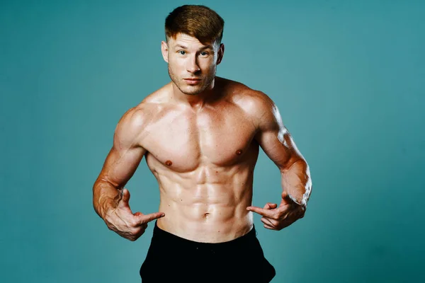 Atlético homem com bombeado abs treino músculos motivação musculação — Fotografia de Stock