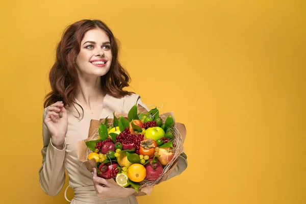 Bella donna alla moda taglio di capelli bouquet di fiori decorazione giallo sfondo — Foto Stock