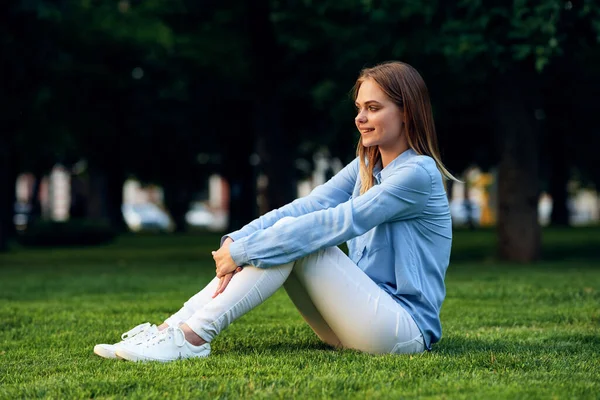 Bonita mujer al aire libre caminar aire libre estilo de vida — Foto de Stock