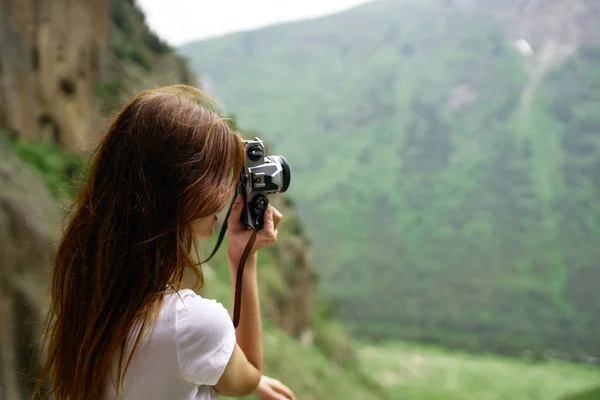 Žena fotograf venku cestování životní styl profesionální krajina — Stock fotografie