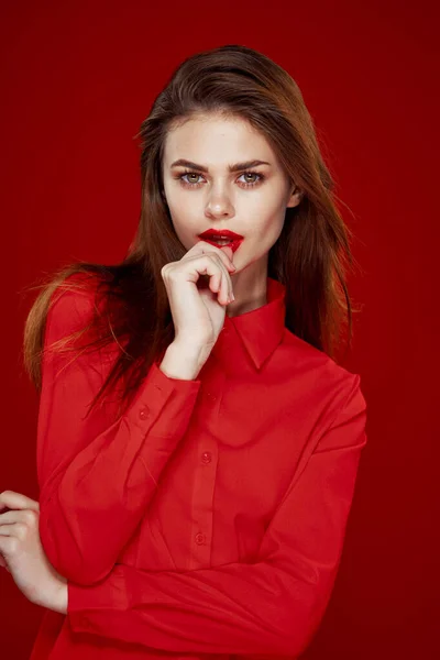 Žena v červené košili představuje módní červené rty zábava — Stock fotografie
