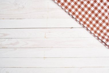 ekose masa örtüsü ahşap doku mutfak dekorasyonu tasarımı