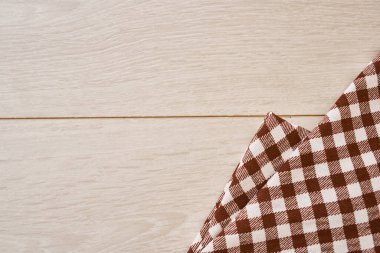 Ahşap desenli ekose masa örtüsü mutfak tekstil tasarımı